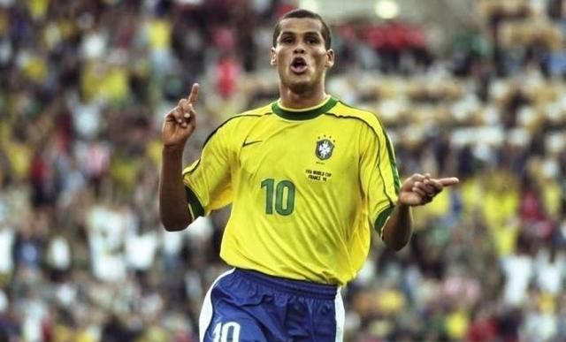 将球传向中 将球传向中